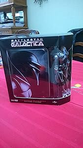 Battlestar Galactica, saison 1 à 4 + figurine - Coffret 26 DVD [DVD] [2009]